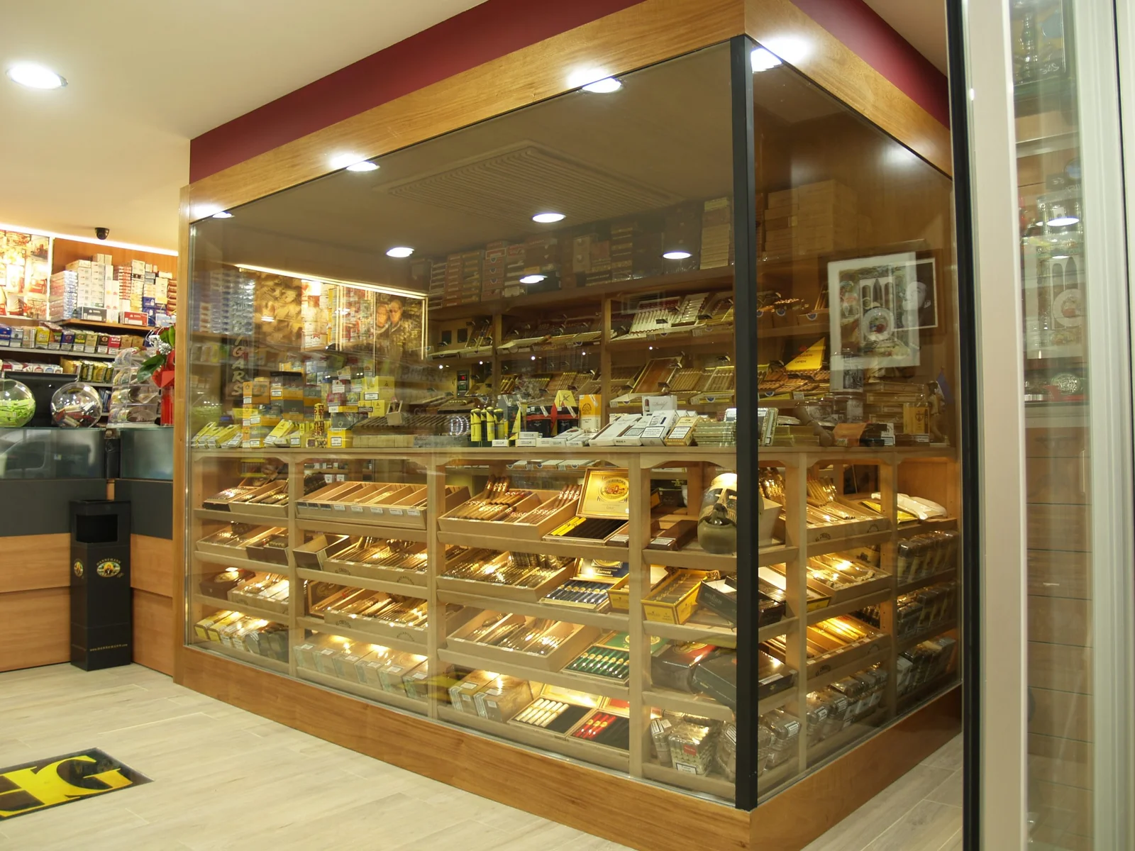 Humidor de cigarros a medida con cedro español