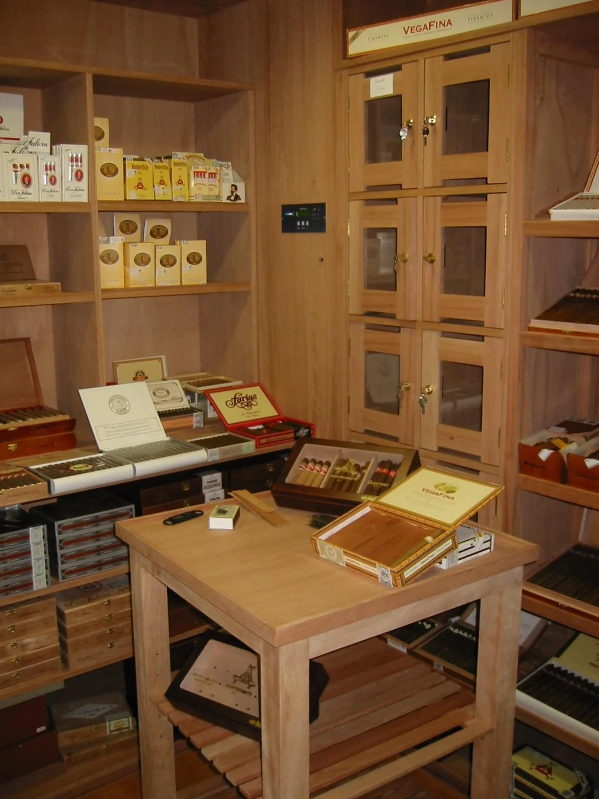 Humidor profesional para estanco con control digital