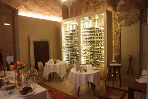 Cava expositora de tres metros con frente de cristal y botellas dispuestas en horizontal sobre botelleros metálicos