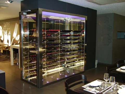 Cava expositora acristalada con puerta frontal de cristal y botelleros interiores iluminados