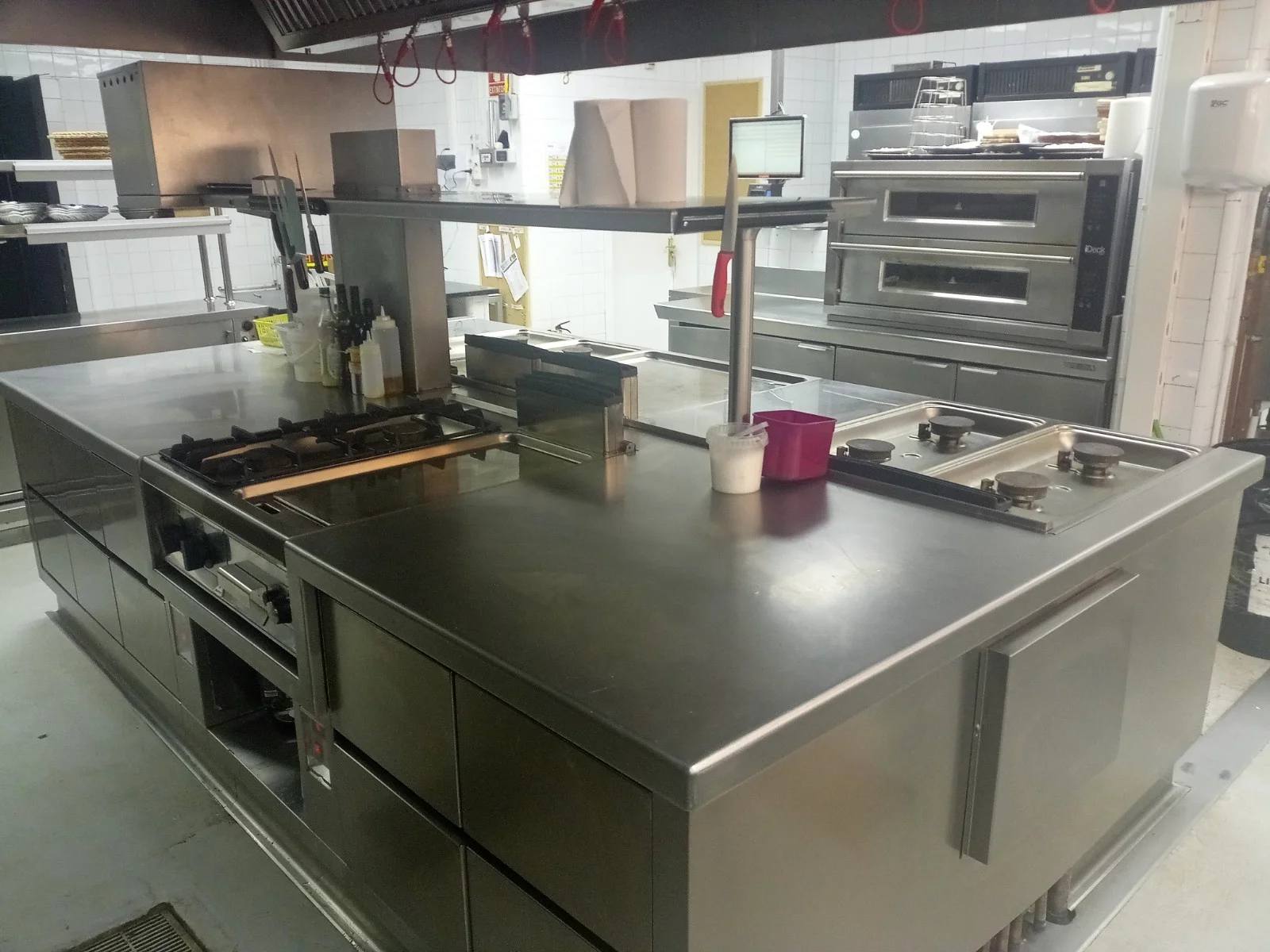 Hornos profesionales integrados en cocina a medida