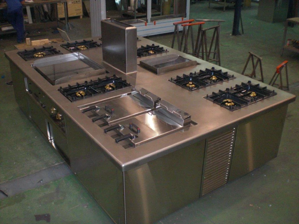 Cocina en proceso de fabricación con coordinación de arquitectura