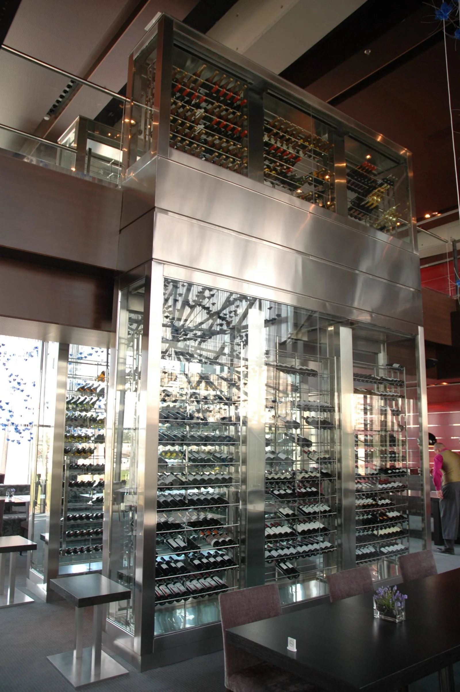 Cava subterránea con iluminación cálida y piedra natural