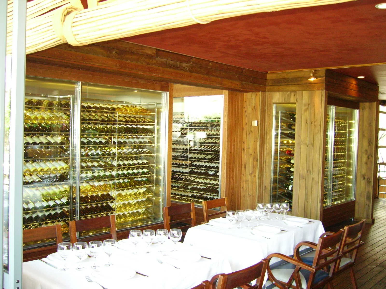 Cava subterránea de madera noble con botelleros tradicionales