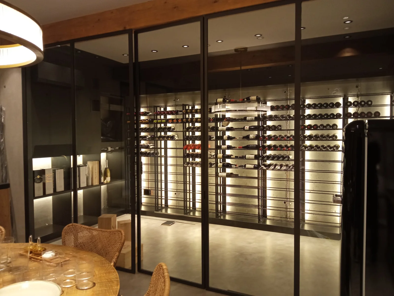 Bodega walk-in visitable para hotel con botelleros de madera