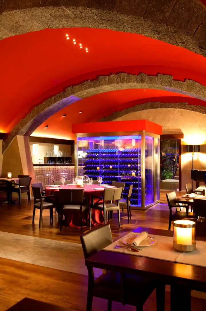 Interior de cava subterránea con madera maciza