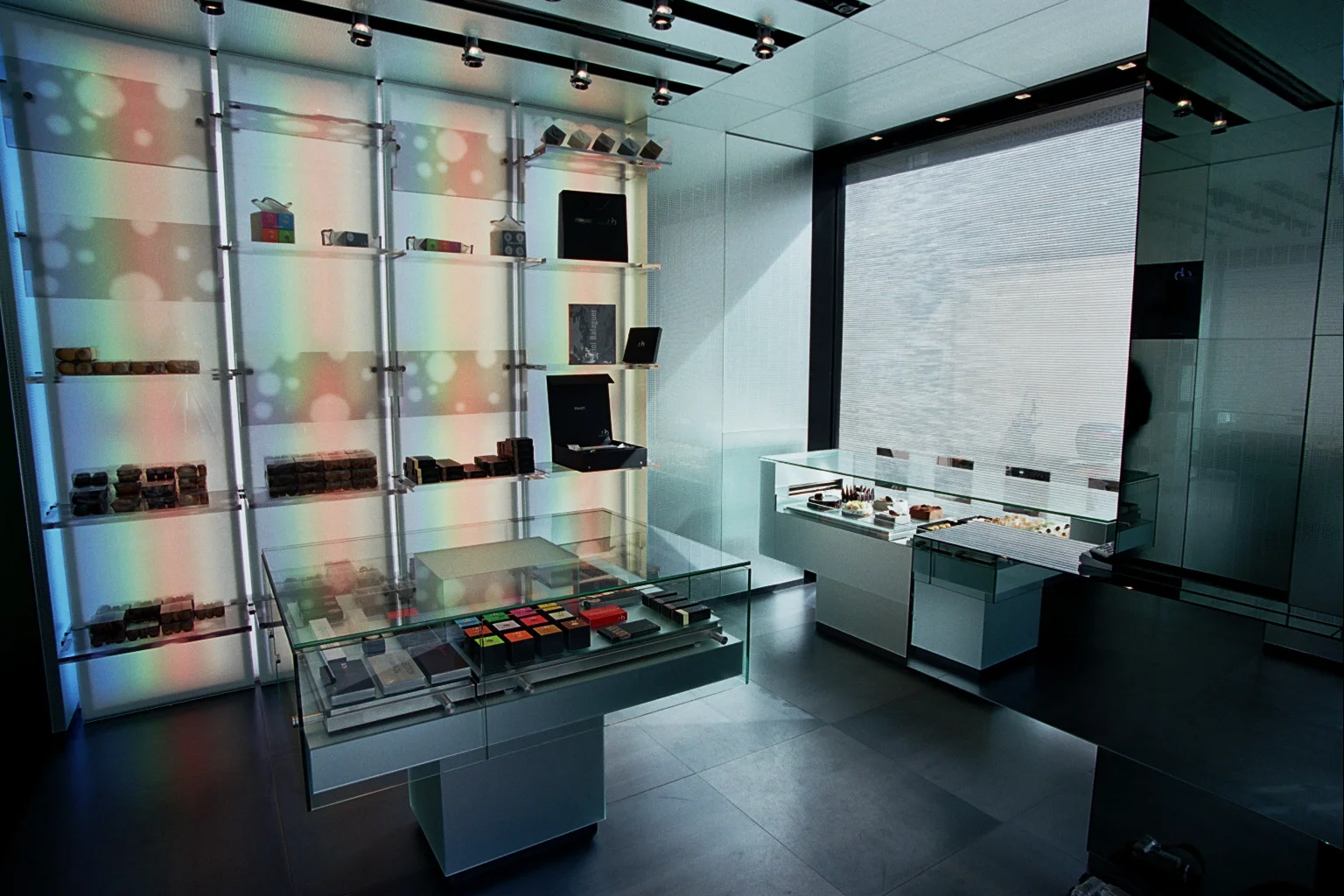 Vinoteca bajo isla de cocina con acabado oscuro