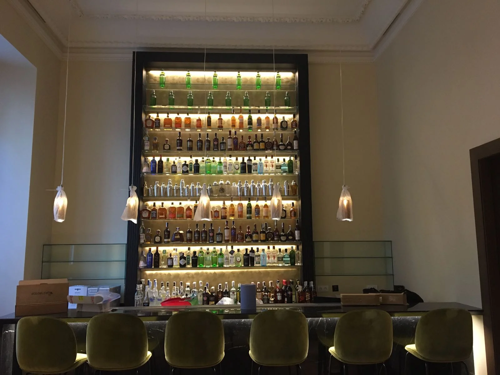 Estantería de botellas con cristal templado y estructura de madera