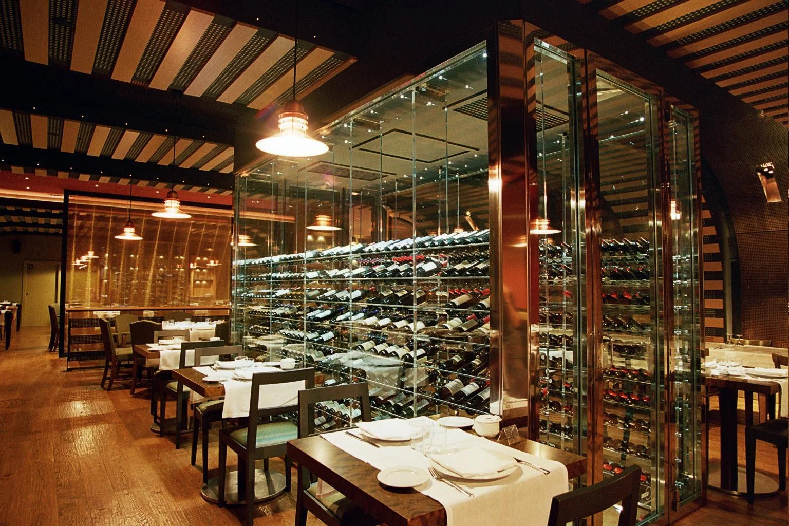 Vinoteca premium con vidrio templado y LED cálido
