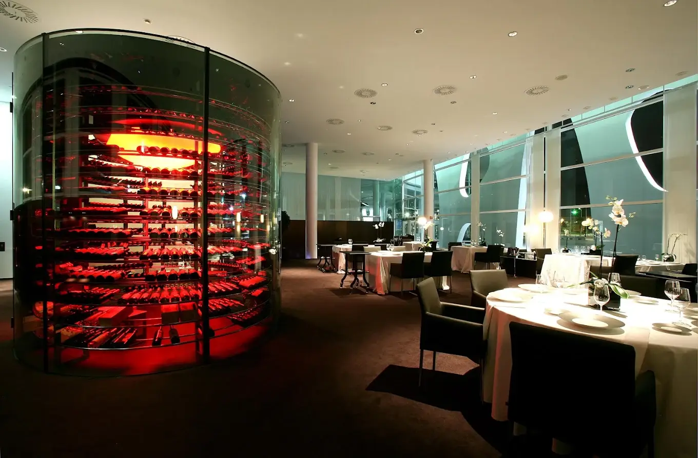 Humidor cilíndrico acristalado diseñado por Toyō Itō y fabricado por L'Humidor