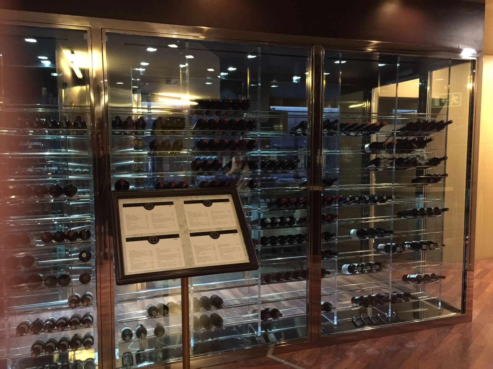 Bodega walk-in visitable de más de 2.000 botellas para hotel o gran restaurante