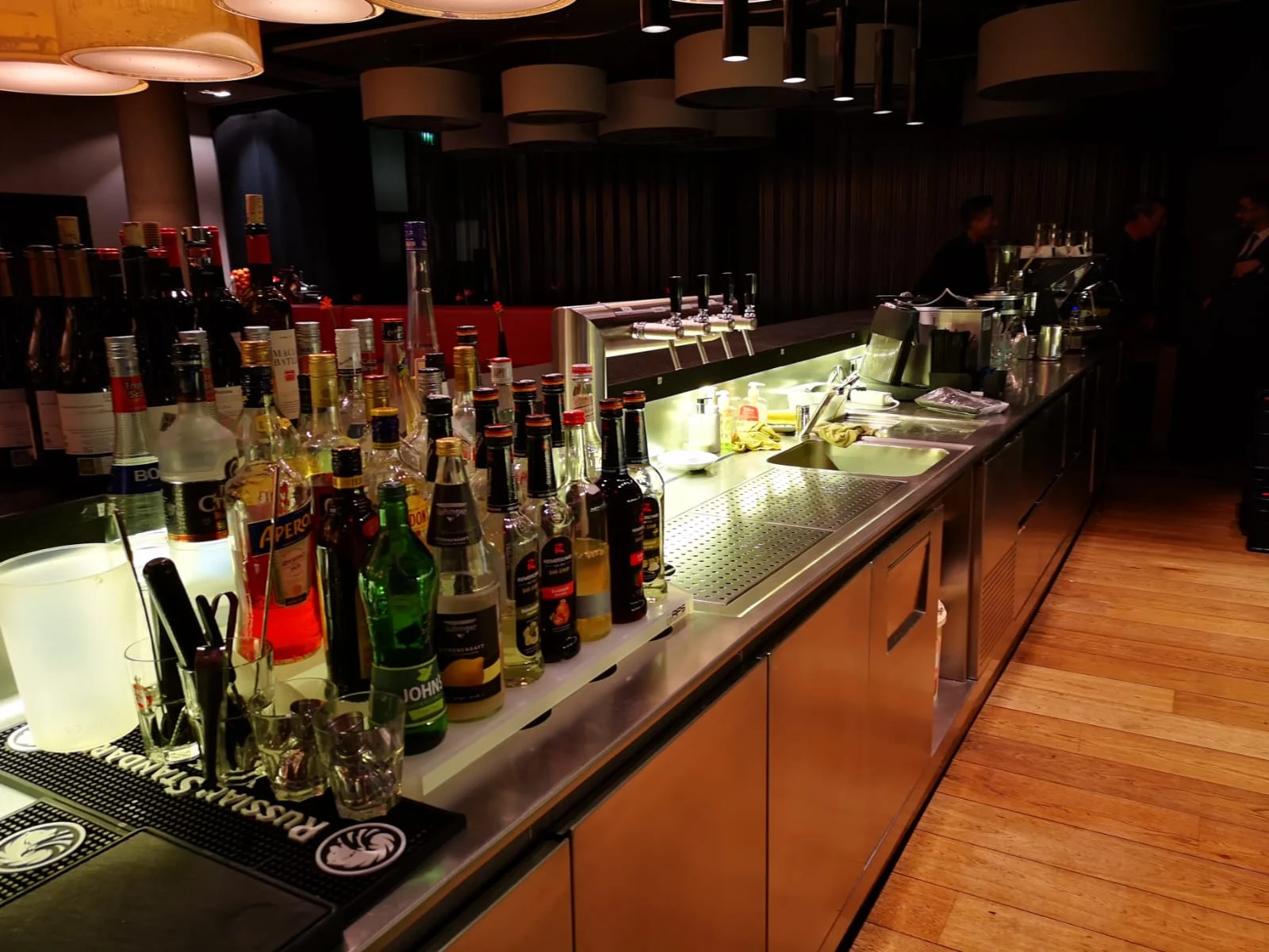 Vinoteca columna integrada en eje de cocina