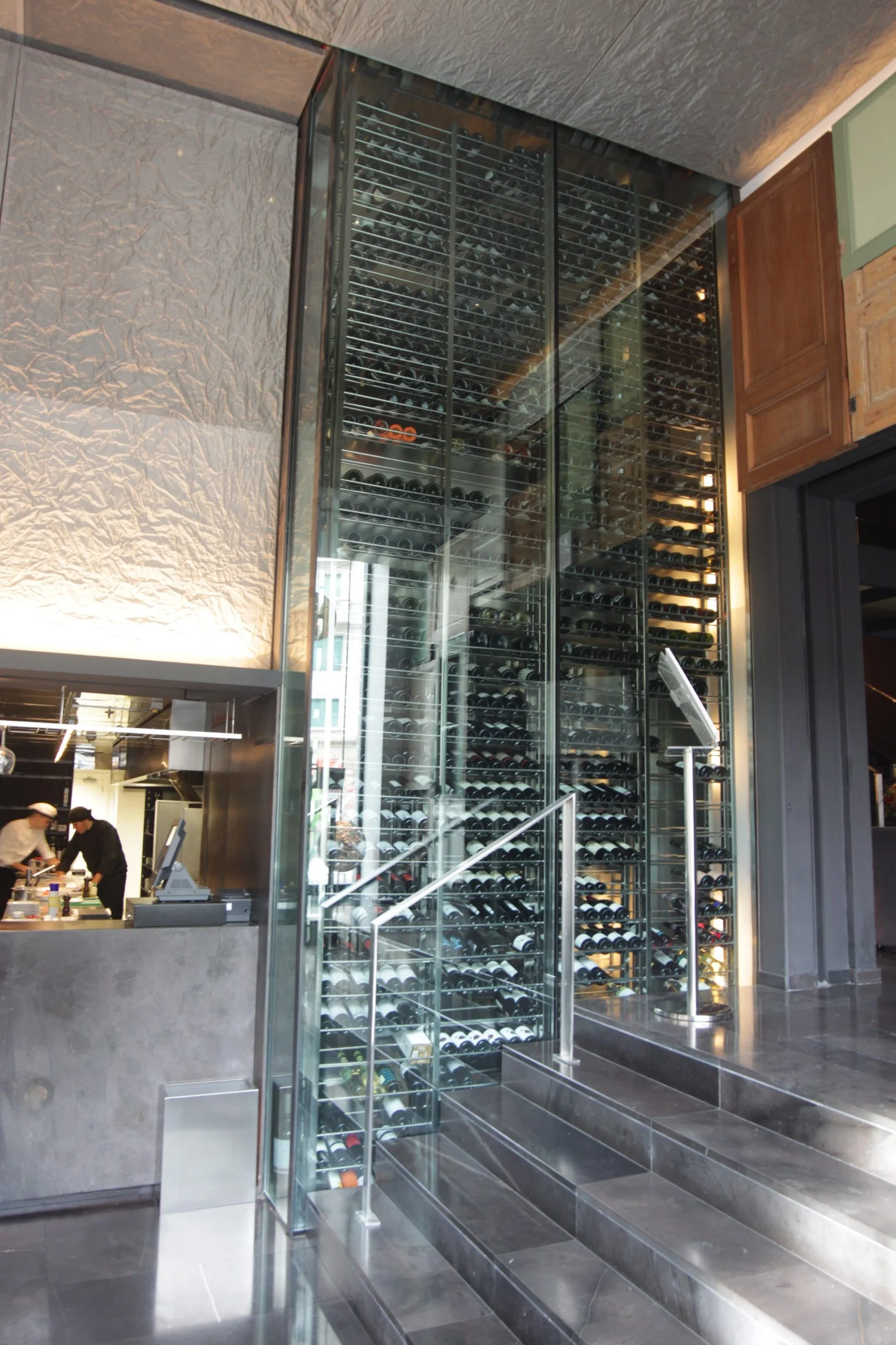 Vinoteca acristalada de doble altura para hostelería