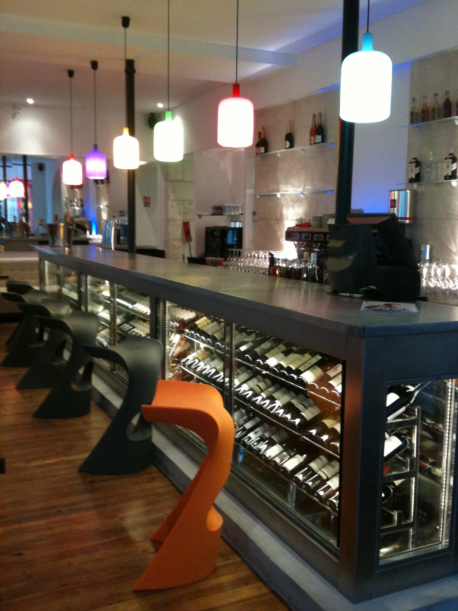 Vinoteca de barra y coctelería para 90 a 300 botellas