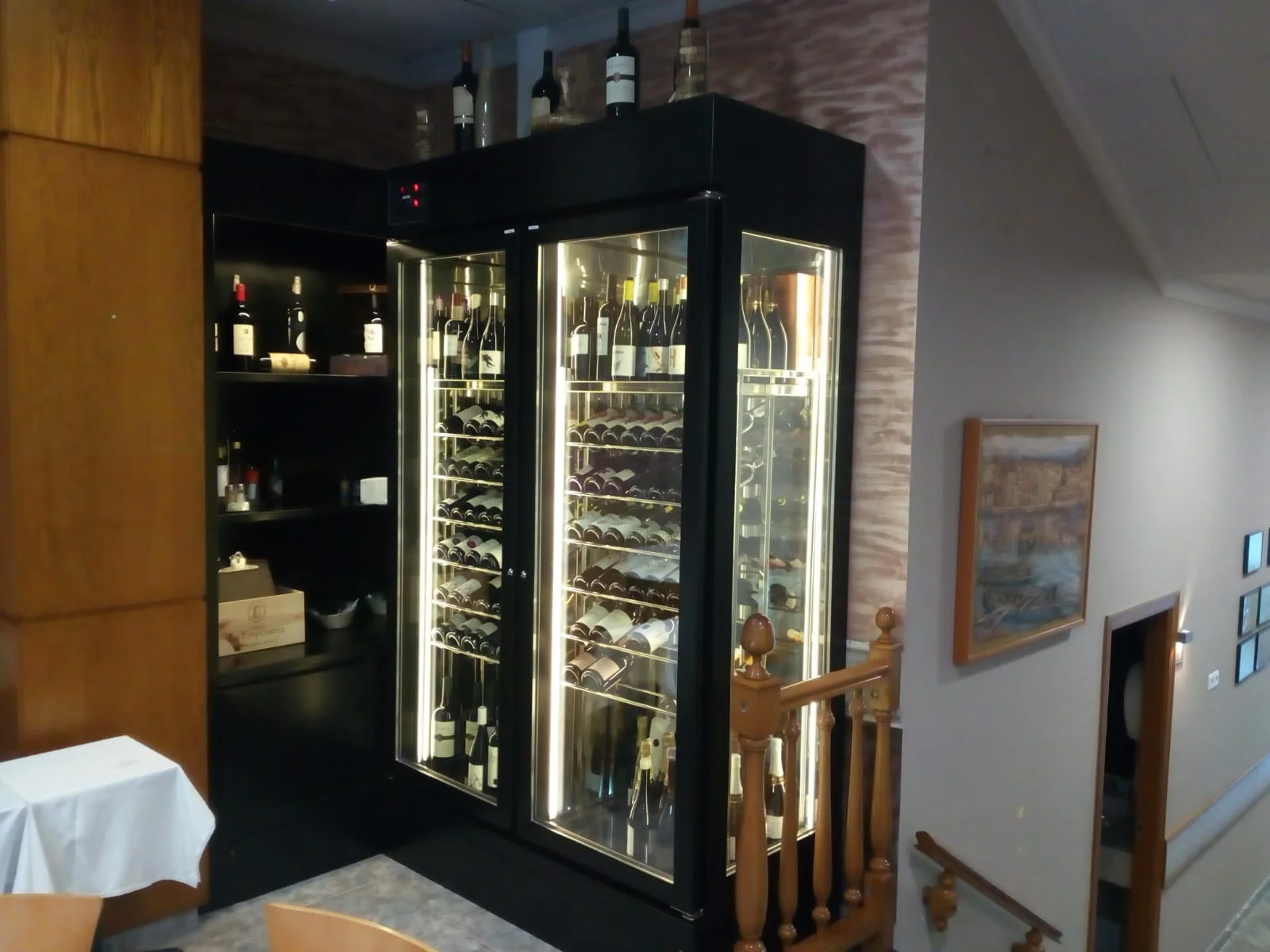 Vinoteca profesional acristalada como pieza central de restaurante